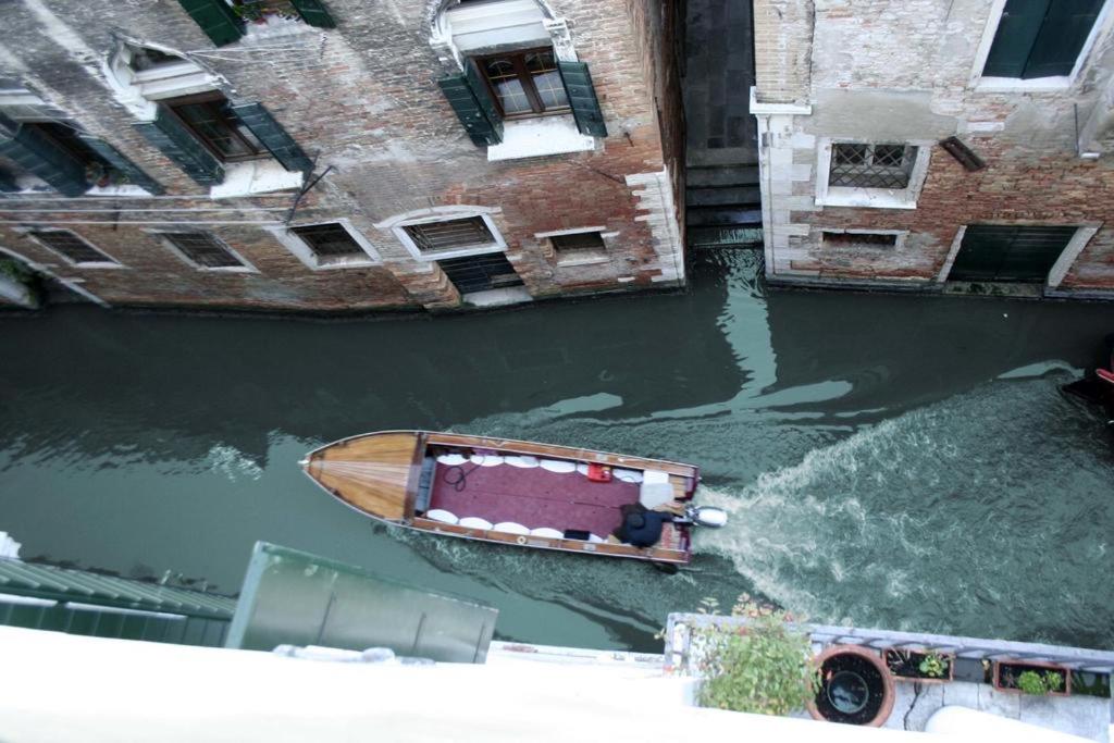Finestra con persiane veneziane