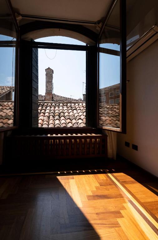 Finestra con persiane veneziane